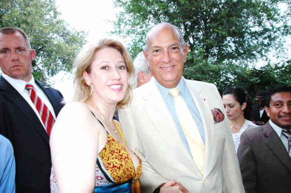 Amigo del Ex-Alcalde Michael Bloomberg, quien lo reconoció públicamente como el Dominicano más famoso del mundo durante la celebraciones en la Mansión Gracie en el verano del 2012, durante las cuales tuvimos el privilegio de conocerle personalmente y de admirar su gentileza, cordialidad, caballerosidad, lo cual hace una gran diferencia entre ser un rico, famoso e influyente y ser un gran ser humano.