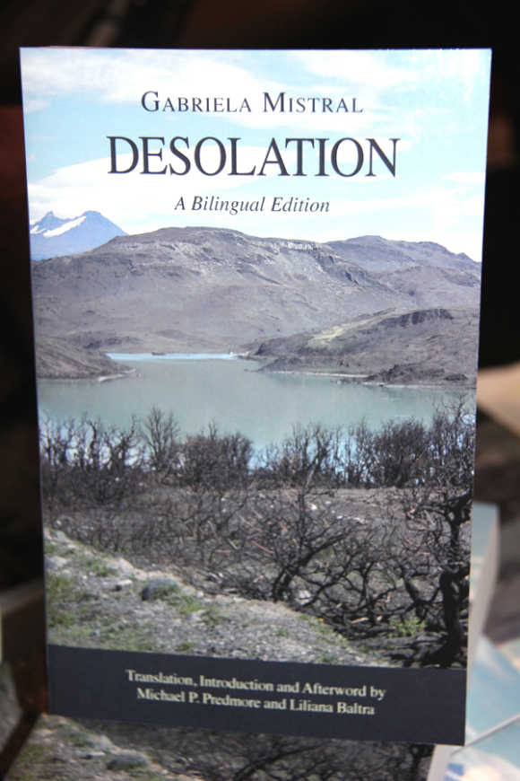 La portada de la flamante edici&oacute;n biling&uuml;e del poemario Desolaci&oacute;n es una gr&aacute;fica de Los Andes en Chile, que inspiraron y est&aacute;n reflejados en la poes&iacute;a de Gabriela Mistral.
