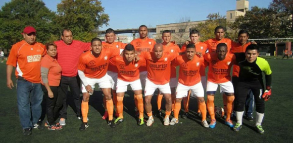 Esta es la formación del Corinto F.C./ "Edmundo 'Mundo' Granados" (+) que tras golear al Galarza / Cristo Rey recuperó el título de Campeón en la Primera división de la Liga de Fútbol Guatemala; anteriormente fue Pentacampeón en dicha Liga.