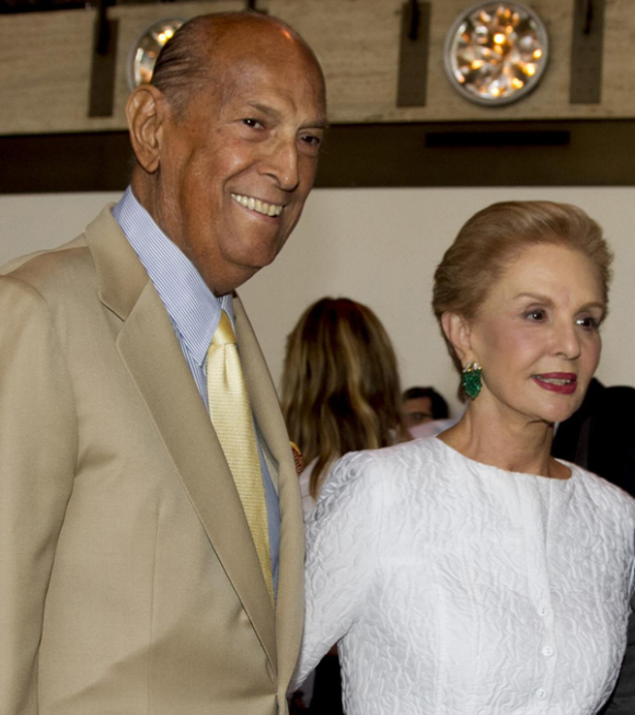 Una de las &uacute;ltimas fotograf&iacute;as de &Oacute;scar de la Renta, el pasado 3 de septiembre de 2014, junto a la dise&ntilde;adora Carolina Herrera en el David H. Koch Theater del Lincoln Center de Nueva York.  