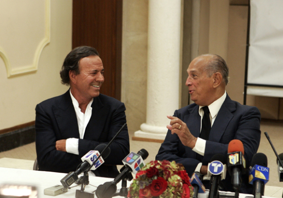 El cantante espa&ntilde;ol Julio Iglesias (i) y &Oacute;scar de la Renta (d) en una imagen de archivo fechada el 22 de diciembre de 2008, en Santo Domingo, Rep&uacute;blica Dominicana.  