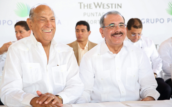 El presidente dominicano, Danilo Medina (d), con el dise&ntilde;ador &Oacute;scar de la Renta. 