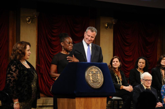 La comisionada Cynthia L&oacute;pez, la primera dama de la ciudad de Nueva York Chirlane McCray y el alcalde Bill de Blasio. 