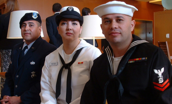 Jerry Moses (dcha), Mari Teneyuque (centro) y Diego Leal (izda) decidieron enlistarse en las fuerzas armadas de estadounidenses por las oportunidades que ofrecen. Para muchos hispanos, pertenecer a las filas de las fuerzas armadas les ha servido para financiar el costo de sus estudios y trabajar en áreas competitivas y bien remuneradas.