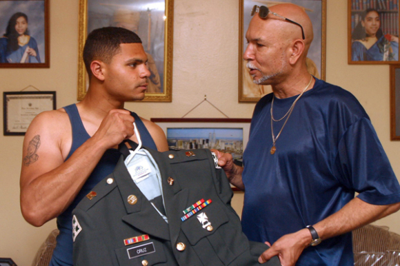 El soldado estadounidense de origen latino Jean Oscar Cruz (izda) habla con su padre Oscar Cruz en Nueva York. Cruz, el único latino que participó en la captura del derrocado presidente iraqí Sadam Hussein.