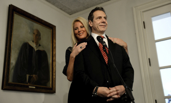 El gobernador de Nueva York, Andrew Cuomo (d), comparece ante la prensa acompa&ntilde;ado por su pareja, Sandra Lee (i), tras votan en un colegio electoral en Mount Kisco, Nueva York durante las elecciones legislativas