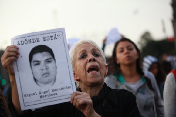 La Fiscal&iacute;a mexicana dio por muertos a los 43 estudiantes desaparecidos en Iguala tras detener a los autores confesos del crimen, en medio de la indignaci&oacute;n de los familiares de las v&iacute;ctimas, que exigen m&aacute;s pruebas y siguen esperando encontrar con vida a los j&oacute;venes.  