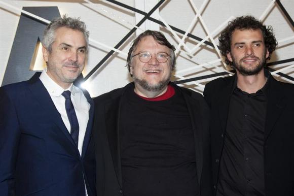 El director mexicano Alfonso Cuarón, acompañado de su compatriota el director Guillermo del Toro (c) y su hijo Jonas Cuarón, asiste al Museo de Arte Moderno de Nueva York (MoMA) para recibir un homenaje por su labor cinematográfica.