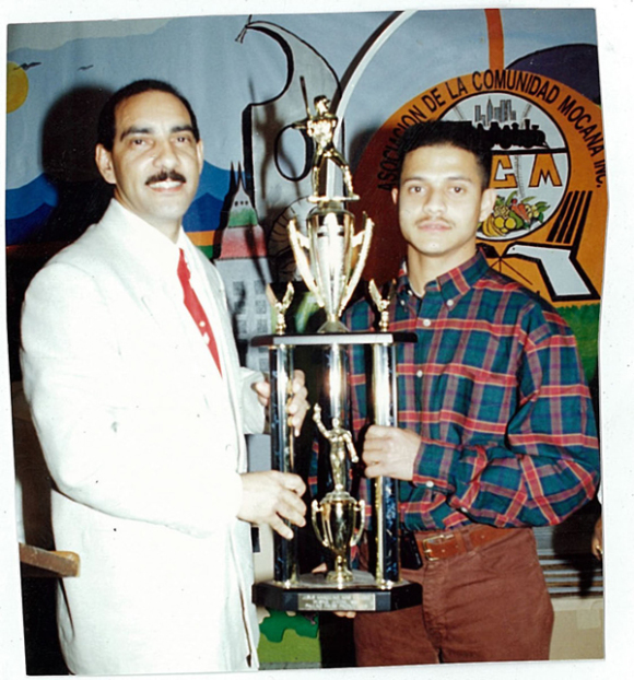 Jesús Marcelino (Chuchi) es galardonado por Diloné Ovalles (hoy Gobernador de la Provincia Espaillat) como el Jugador del Año 1994 en Nueva York.