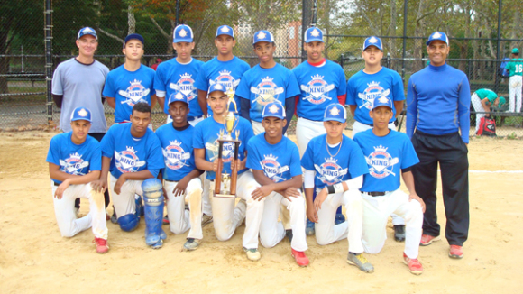 Integrantes de la academia &ldquo;King Corpor&aacute;n&rdquo;, campeones del torneo de Oto&ntilde;o Juvenil de la liga de b&eacute;isbol Rolando Paulino, venciendo en la final a Carlos Batista.