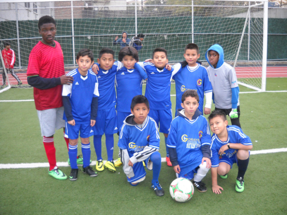Los pequeñuelos del Atléticos del Bronx categoría U-10, que este sábado chocará contra el Galacticos en la final de la Latin United Youth Soccer League. (Foto Buki Chapin)