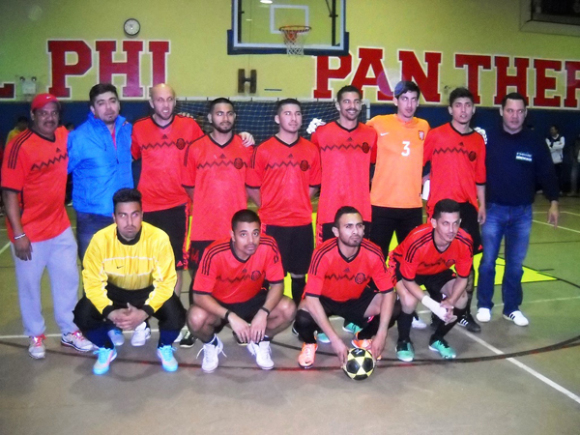 Deportivo Britannia acompanado de su m&aacute;ximo dirigente Don Julio Romero (extremo izquierdo) y Javier Torres (extremo derecho), est&aacute;n participando en el primer campeonato de la Brooklyn Champions Laegue. (Foto: Buki Chapin).