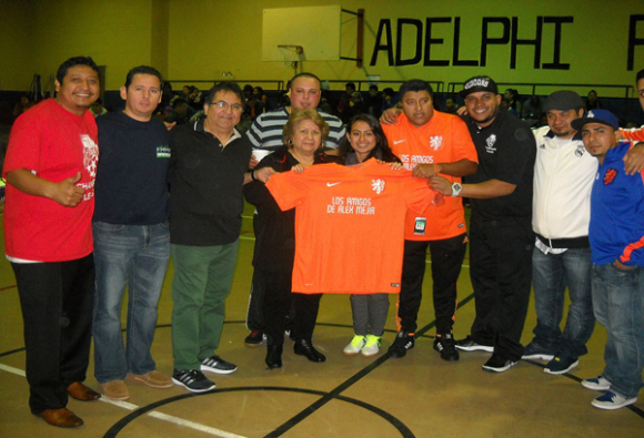 Los padres de nuestro desaparecido amigo, Alex Mejia; Sr. Oscar Alexander y Gilma Mejia, recibiendo una camiseta del equipo "Los Amigos de Alex Mejia"; con ellos desde la izquierda, Washington Diaz, fundador y m&aacute;ximo dirigente de la Liga; Marvin "P.P." Gomez; Erick "El Piojo" Guzman dirigente del equipo y Edwin Magoo, entre otros. (Foto: Buki Chapin).