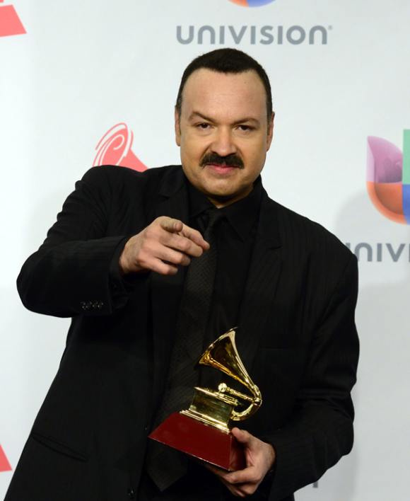 El cantante mexicano Pepe Aguilar sostiene su Grammy Latino por Mejor Álbum Ranchero.