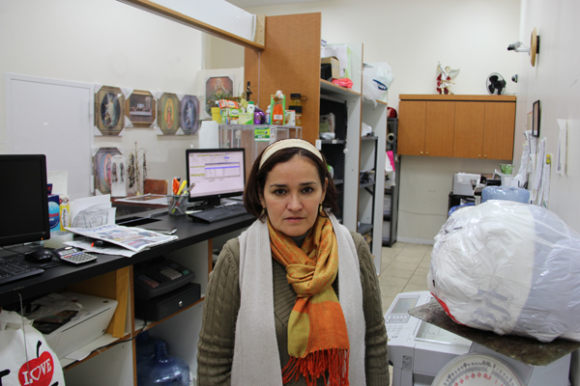 La Sra. Clara Gallegos, propietaria de Gallegos Courier, de familia cuencana es oriunda de El Triunfo, madre de tres hermosos ni&ntilde;os, ante la ca&iacute;da dr&aacute;stica de actividades en su agencia de courier actualmente vac&iacute;a, se encuentra temerosa de enfrentarse a la bancarrota.