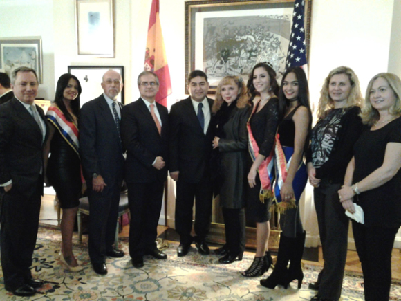Durante la recepci&oacute;n de homenaje, captamos al anfitri&oacute;n de la velada, Hon. Juan Ram&oacute;n Mart&iacute;nez Salazar, C&oacute;nsul General de Espa&ntilde;a en Nueva York, (tercero de Izq. a Der.) quien como Presidente de Honor del Comit&eacute; del Desfile de la Hispanidad, homenaje&oacute; los 50 A&ntilde;os del Desfile reiterando su apoyo y entregando un &oacute;volo. Lo acompa&ntilde;an en la gr&aacute;fica el Sr. Edgardo Alonzo, Presidente del Comit&eacute; (al centro), la actual Reina del Desfile de la Hispanidad, Srta. Mikaela G. G&oacute;ngora y su corte de honor, el C&oacute;nsul General Adjunto de Argentina, Hon. Eduardo Almirantearena y el C&oacute;nsul General de Colombia en Nueva York, entre otros invitados especiales.