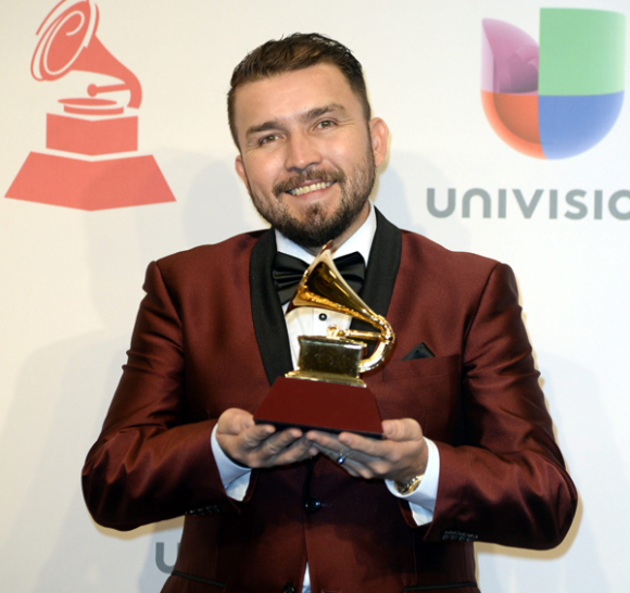 El cantante mexicano Poncho Lizarraga de la banda Don Cruz Lizarraga sostiene su Grammy Latino por Mejor Álbum de Banda.
