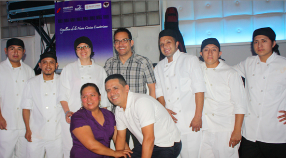 El ídolo de multitudes Juan Fernando Velasco se caracteriza por una admirable sencillez. Luego de saborear los platos tradicionales del famoso restaurante Sabor Latino en Queens, compartió con el personal de la cocina y con los empresarios Juanito y Rosita Inga, propietarios de este elegante restaurante que es por méritos un centro de promoción del talento musical latinoamericano presentando artistas de diferentes países del continente.