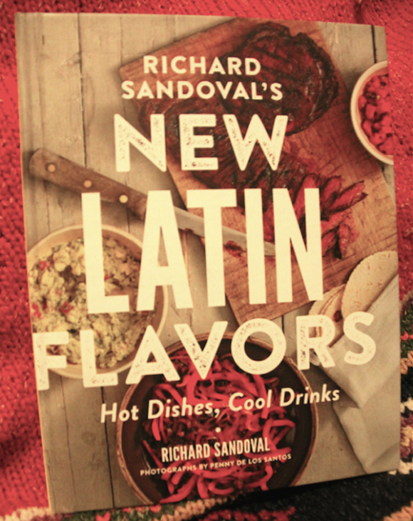 “Nuevos Sabores Latinos”, Platos Calientes, Bebidas Frías es el título del libro en el cual el galardonado Chef Richard Sandoval comparte más de 125 platos latinoamericanos que incluyen no solo los platos más populares de la cocina mexicana, presenta recetas populares de Venezuela, Perú y Argentina, con nuevos sabores que incluyen ingredientes asiáticos y de la cocina peruana.