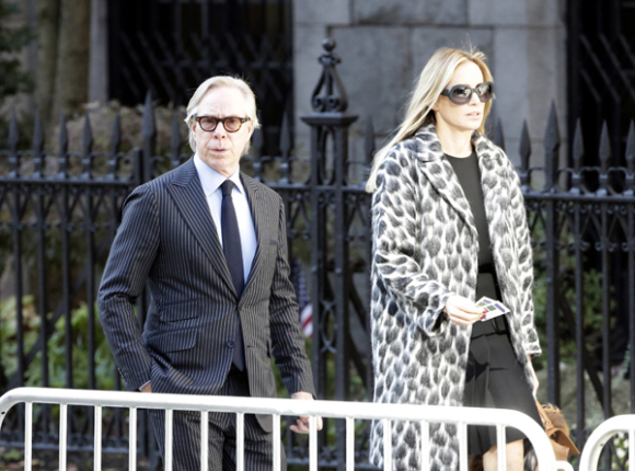 El dise&ntilde;ador estadounidense Tommy Hilfiger (i) y su esposa, Dee Ocleppo, llegan a la iglesia de San Ignacio de Loyola en Park Avenue en Nueva York para asistir a la ceremonia religiosa por el dise&ntilde;ador &Oacute;scar de la Renta.