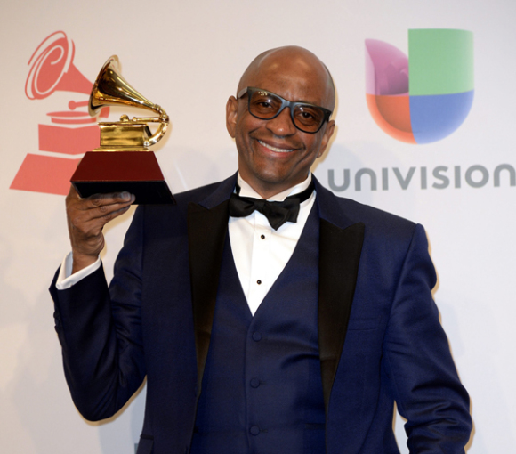 El pianista y productor Sergio George sostiene su Grammy Latino por Productor del Año.