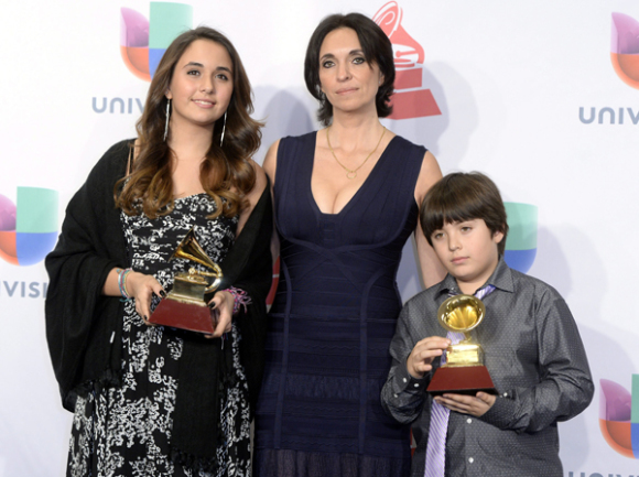 Gabriela Carrasco (c) y sus hijos sostienen los Grammy Latino por el Álbum del Año y Mejor Álbum de Flamenco.