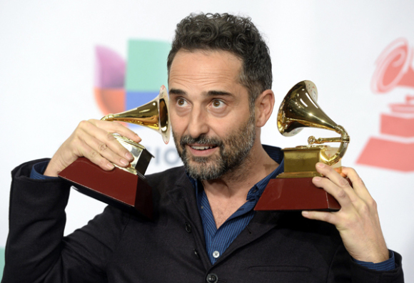 El cantante uruguayo Jorge Drexler posa con sus Grammy Latino a la mejor grabación del año.