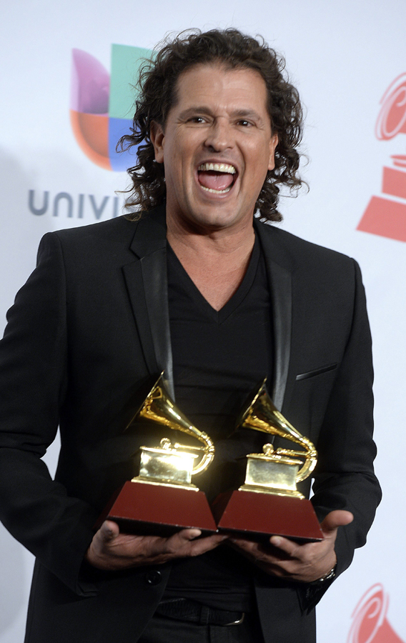 El cantante colombiano Carlos Vives posa con sus premiosGrammy Latino al mejor álbum tropical contemporáneo por "Más Corazón Profundo" y a la mejor canción tropical por "Cuando nos volvamos a encontrar".