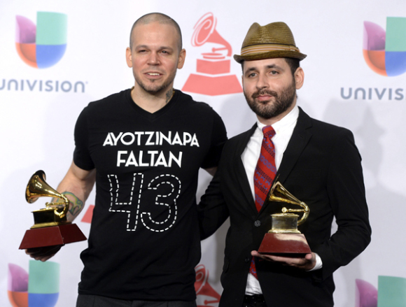Rene Pérez Joglar (izda) y Eduardo Cabra Martínez (dcha), ambos de Calle 13, posan con sus Grammy Latino a la mejor canción alternativa por "El Aguante" y al mejor álbum de música urbana por "MultiViral".