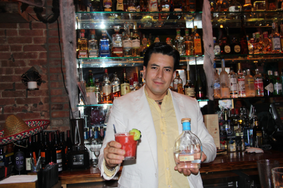 Angelo Argudo propietario de Green Rancho supervisa personalmente los licores y cocteles del bien surtido bar y como un experimentado especialista en bebidas explica: &ldquo;Todas nuestras bebidas son cuidadosamente seleccionadas, est&aacute;n hechas con 100% tequila de agave azul y con jugo de lim&oacute;n fresco, no utilizamos ning&uacute;n &ldquo;sour mix comercial&rdquo;, nuestro sour mix es hecho en casa y est&aacute; preparado con el jugo de lim&oacute;n fresco y jarabe natural de agave y eso nos hace diferentes en el vecindario y nuestro bar es muy popular por eso&rdquo;.