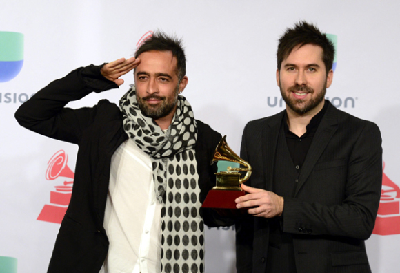 Pablo Hurtado (dcha) y Mario Domm (izda) de la banda Camila posan con su Grammy Latino al mejor álbum vocal pop contemporáneo.
