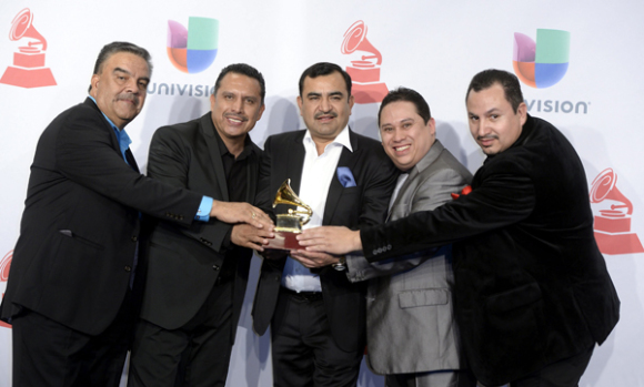 Miembros de la banda Conjunto Primavera posan con suGrammy Latino Mejor Álbum Norteño por "Amor amor".
