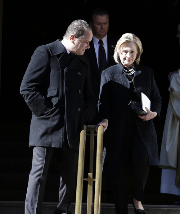 La exsecretaria de Estado estadounidense Hillary Rodham Clinton (d) sale de la iglesia de San Ignacio de Loyola en Park Avenue en Nueva York.