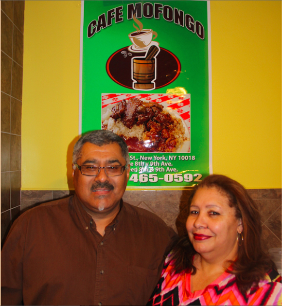 Junto a su esposo Gino Adame, quien es su gran respaldo y apoyo. Mutuamente comparten sus respectivas cocinas ya que Don Gino también cocina las exquisitas recetas de su natal Perú y es su receta del picante la que acompaña a los platos de Café Mofongo.