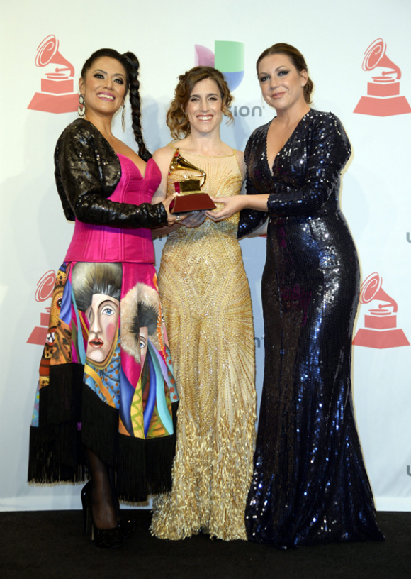 Lila Downs (i), Soledad (c) y Nina Pastori (d) sostienen el trofeo a mejor álbum folclórico.