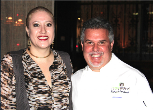 Durante la fiesta de presentación del último libro del Chef Internacional Richard Sandoval ”Nuevos Sabores Latinos” realizada en su restaurante Zengo de la Tercera Ave. y calle 40 de Nueva York, -cabe la aclaración porque tiene Zengo en California, Colorado y Washington DC.-, conversamos en exclusiva con quien es el mayor promotor de la cultura culinaria latinoamericana del mundo.