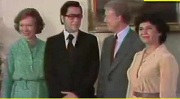 A la inauguraci&oacute;n presidencial de Jaime Rold&oacute;s asisti&oacute; Rosalyn Carter esposa del Presidente de Estados Unidos y representantes de varios gobiernos. Rold&oacute;s inici&oacute; una gira por Europa y en Washington se reuni&oacute; con el Presidente Jimmy Cater e invit&oacute; a Ecuador a los Reyes de Espa&ntilde;a. En la foto con su esposa y su hom&oacute;logo estadounidense y su esposa.