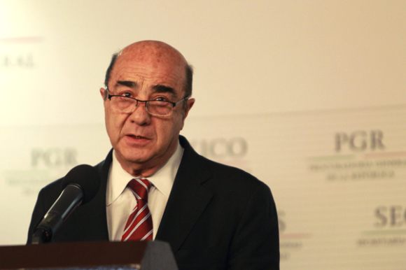El procurador (fiscal) general de M&eacute;xico, Jes&uacute;s Murillo, habla durante una rueda de prensa donde inform&oacute; sobre la detenci&oacute;n del exalcalde de Iguala, Jos&eacute; Luis Abarca, y su esposa, Mar&iacute;a de los &Aacute;ngeles Pineda.