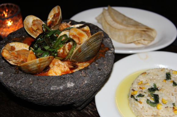 Green Rancho ofrece su vistoso y delicioso &ldquo;Molcajete de Mariscos&rdquo;, presentado en un &ldquo;molcajete&rdquo; de piedra volc&aacute;nica, muy original de M&eacute;xico, con una salsa con varios sabores en los que confluyen chiles guajillo, serrano y jalape&ntilde;o, cebollas, ajo fresco, con una combinaci&oacute;n de mariscos, entre ellos calamares, camarones, pargo rojo y est&aacute; guarnecido con &ldquo;arroz mexicano&rdquo;, preparado con ma&iacute;z fresco rostizado, chile poblano y crema, al estilo risoto, adem&aacute;s de las tortillas de ma&iacute;z hechas en Green Rancho.