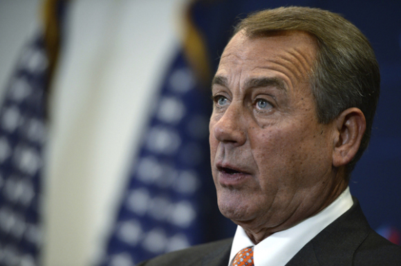 El presidente de la C&aacute;mara de Representantes, el republicano John Boehner, dijo que Obama est&aacute; "jugando con fuego" y que cualquier acci&oacute;n unilateral que adopte eliminar&aacute; la posibilidad de aprobar una reforma migratoria en el Congreso, adem&aacute;s de "poner en peligro" el consenso bipartidista en otros asuntos.  
