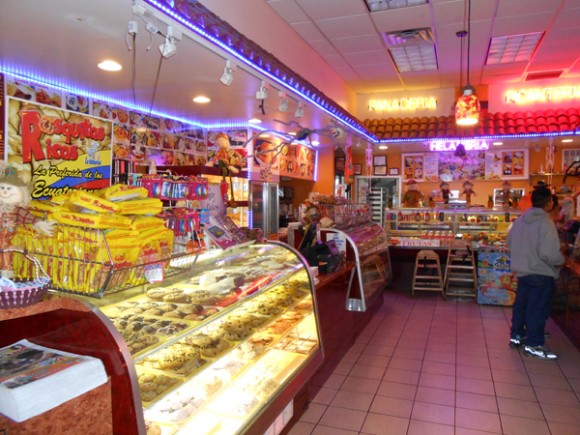 Adem&aacute;s de las &ldquo;Guaguas de Pan&rdquo; en Caf&eacute; con Leche encontrar&aacute; una extensa linea de panader&iacute;a y pasteler&iacute;a t&iacute;picas ecuatorianas con rosquillas, suspiros, biscochos, rodillas de Cristo, cachitos, moncaibas, aplanchados, pan mestizo, injerto, etc., etc., etc.