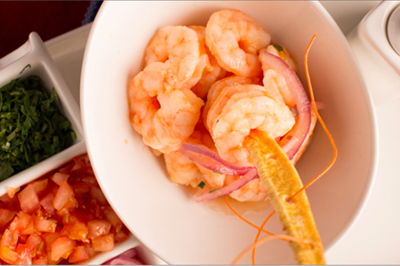 Una gráfica del exquisito ceviche que se sirvió Juan Fernando Velasco con los mundialmente famosos camarones ecuatorianos, cotizados por su sabor y textura, adquiridos naturalmente gracias a la temperatura de las aguas ecuatorianas, que recibe la luz directa del sol y en las cuales convergen las corrientes marinas de Humboldt y del Niño. Presentación elegante con los diseños exclusivos del Chef internacional Carlos Gallardo para Sabor Latino.