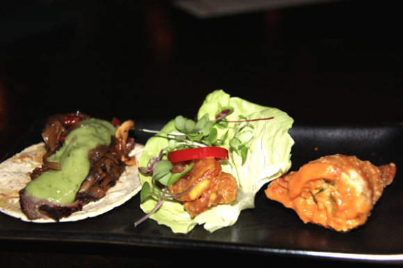 Saboreamos una exquisita selección que incluyó los Tacos de “lomo de falda” con hongos portobello, el Envuelto de Camarones en lechuga con salsa de tamarindo y unas exquisitas Empanadas de Pollo Thai con salsa de mango y curry rojo. Todas estas recetas se encuentran en el nuevo libro del Chef Richard Sandoval “New Latin Flavors”.