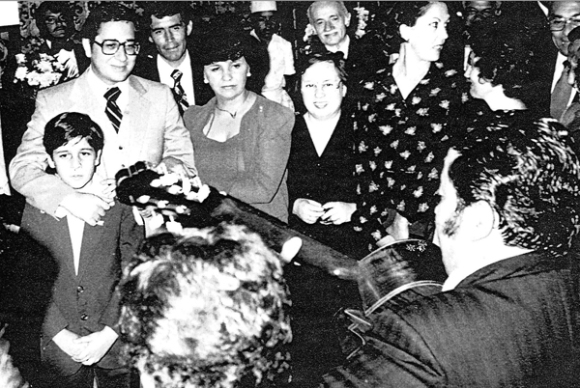 En el Sal&oacute;n Amarillo del Palacio de Carondelet en Quito, durante la celebraci&oacute;n de su cumplea&ntilde;os en 1979 el Presidente Rold&oacute;s junto a su hijo Santiago, su esposa Martha y su hermana Mariana, nunca imaginaron que en el mismo sal&oacute;n en menos de dos a&ntilde;os ser&iacute;a velado junto a su esposa.