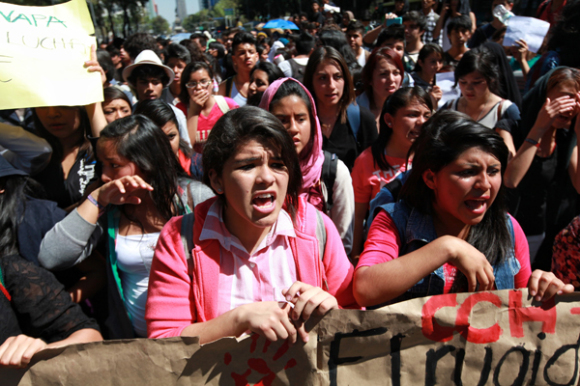 Estudiantes y grupos de sociedad civil forman una cadena humana alrededor del edificio de la Procuradur&iacute;a General de la Rep&uacute;blica, en Ciudad de M&eacute;xico (M&eacute;xico), en demanda por los 43 estudiantes desaparecidos de la Escuela Normal Rural de Ayotzinapa en Iguala. 