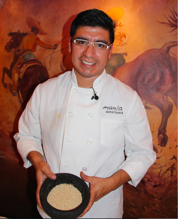 El Chef Boris Torres muy orgulloso de su deliciosa cocina peruana nos muestra uno de los ingredientes utilizados en la degustación de sabores mexicano-peruanos, la milenaria quinua, ahora tan apetecida por los paladares anglosajones no solo por su delicado sabor, sino por su alto valor nutricional que le ubican como un ingrediente completo para una dieta saludable.