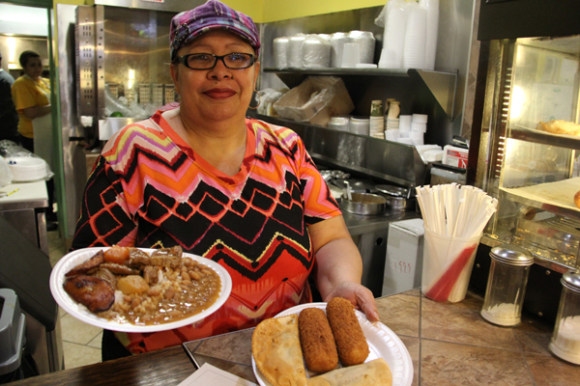 Sirviendo diligente sus bocadillos y platos a los comensales, que en medio del bullicio de la gran ciudad saborean con añoranza los tradicionales arroz con frijoles colorados o negros, acompañados de una variedad de exquisitos guisados.