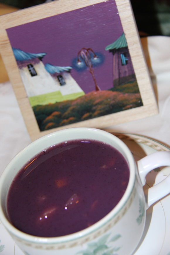 La &ldquo;Colada Morada&rdquo;, bebida milenaria de Ecuador es un s&iacute;mbolo de la identidad cultural gastron&oacute;mica de esta naci&oacute;n andina, que rememora las tradiciones ancestrales durante el D&iacute;a de Difuntos, cada 2 de noviembre.