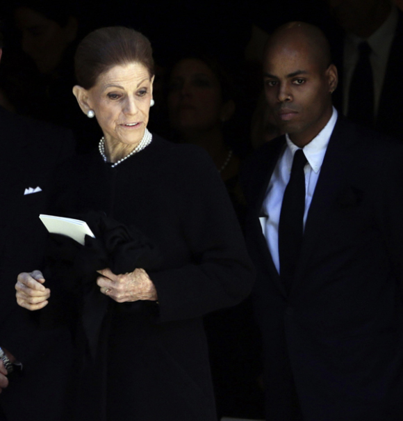 Annette de la Renta (i), viuda de &Oacute;scar de la Renta, y su hijo Mois&eacute;s (d) salen de la iglesia de San Ignacio de Loyola en Park Avenue en Nueva York.
