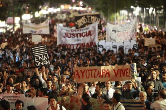 Miles de ciudadanos marchan, en su mayor&iacute;a estudiantes, en la capital mexicana en el trayecto que separa la residencia oficial de Los Pinos y el Z&oacute;calo capitalino. 